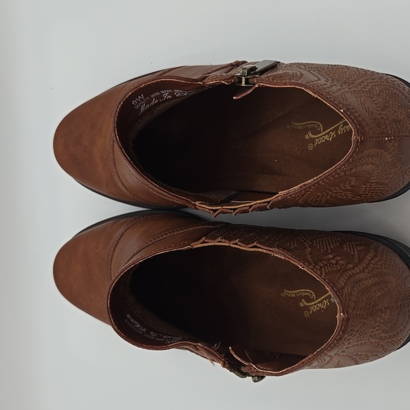 NWOT Easy Street Ira Comfort Brown Low Ankle Boots Size 9 - Picture 3 of 9